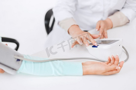 医疗保健和医学概念-医生或护士与病人测量血压