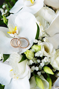 近距离观看婚礼花束和戒指