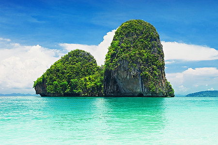 泰国甲米铁道海滩上的美丽岩石