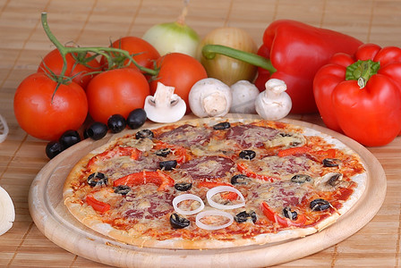 新鲜出炉的意大利辣香肠、橄榄和蘑菇比萨