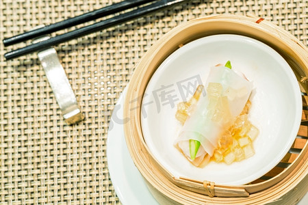 饺子汤圆摄影照片_竹筒蒸红斑鱼配芦笋汤圆传统菜肴