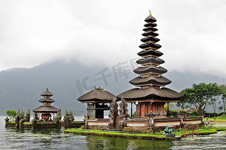 印度尼西亚，巴厘岛--2月26日，印度尼西亚巴厘岛，美丽的乌伦达努寺以传统建筑风格建造。