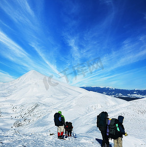 登山徒步的人摄影照片_山里的徒步旅行者