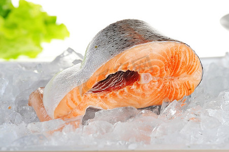冰块红鱼和生菜