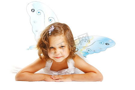 美丽的女孩在一个童话服装与蝴蝶翅膀