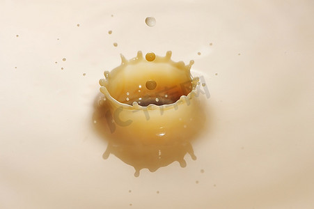 咖啡滴在牛奶中荡漾