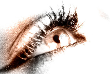 近距离观察一位年轻女子的眼睛眼睛美睫工具