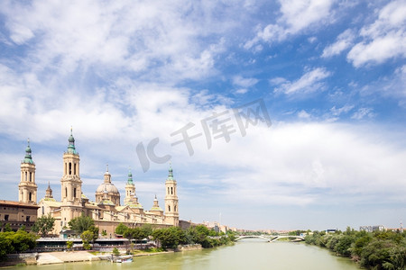 Our Lady of the Pillar Basilica with Ebro River萨拉戈萨，西班牙