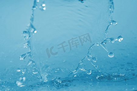 透明气泡气泡摄影照片_紫罗兰上透明的水花和水滴特写