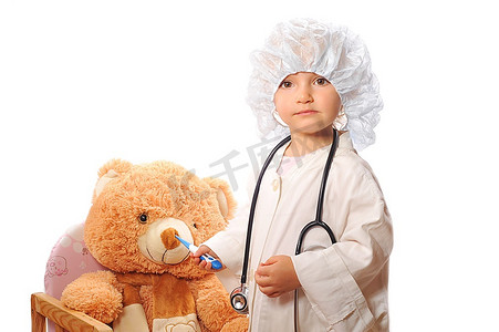 美丽的小女孩扮演医生，治愈泰迪熊