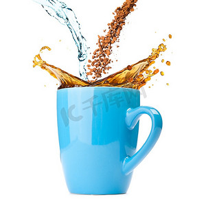 飞溅的咖啡水摄影照片_水和速溶咖啡混合在一起，在杯子里飞溅。