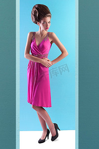 一位优雅的年轻女子穿着粉色连衣裙，梳着时尚的卷发，这是一张时尚照片