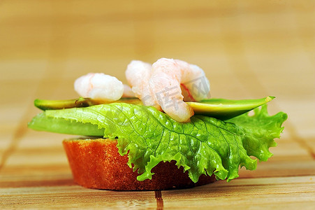 三明治装饰虾，avokado和生菜上竹餐巾，小吃
