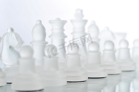 小游戏摄影照片_在国际象棋比赛中，棋子孤立的特写