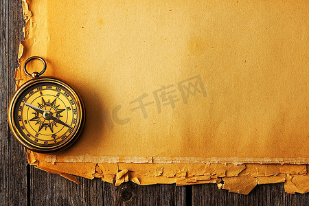 旧纸背景上的古董黄铜指南针