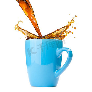咖啡液体飞溅摄影照片_热咖啡在杯中飞溅