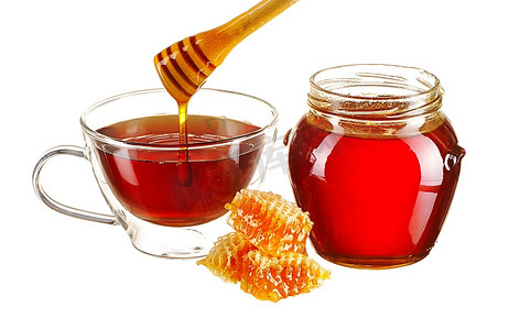 一罐蜂蜜和茶杯，隔着白色