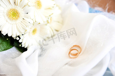 金雏菊摄影照片_一束白非洲菊和结婚金戒指