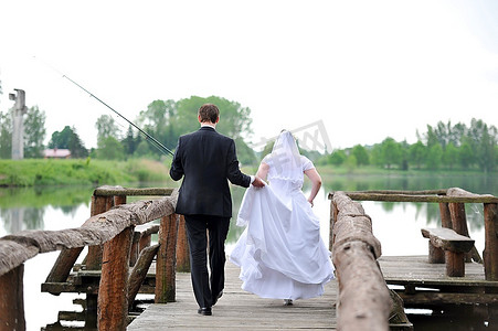 新郎新娘在桥上。