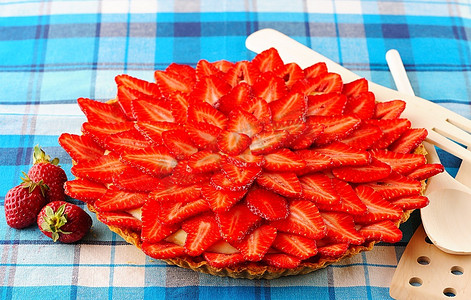 自制草莓馅饼上桌