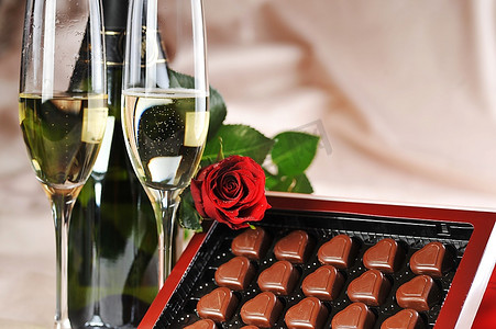 心形巧克力、香槟和红玫瑰