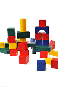 小游戏摄影照片_白色背景上孤立的五颜六色的木制玩具积木
