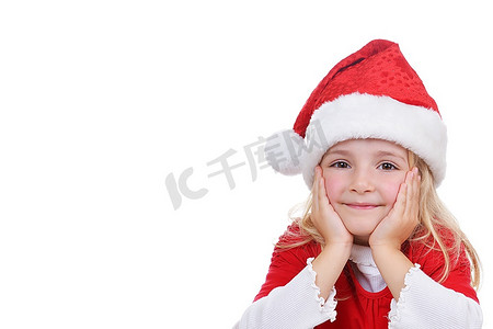 圣诞老人帽子摄影照片_白色背景上戴着红色圣诞老人帽子的小女孩。肖像画