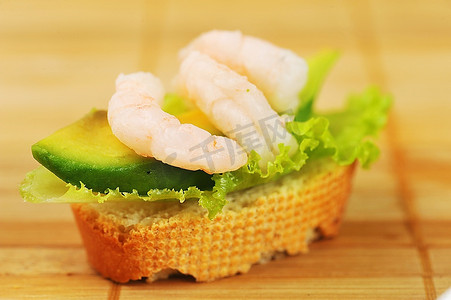 三明治装饰虾，avokado和生菜上竹餐巾，小吃