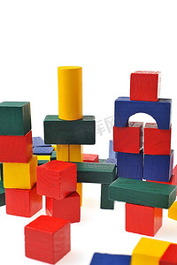 白色背景上孤立的五颜六色的木制玩具积木