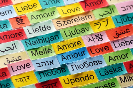 爱字云打印在五颜六色的纸上不同的语言 