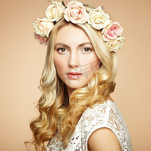 一位头发上插着鲜花的美丽金发女子的肖像。时尚写真