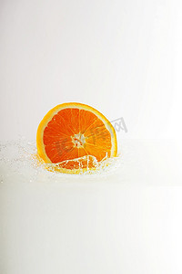 鲜艳的橙色落入冷水中