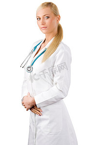 微笑的女医生，听诊器隔在白色背景上