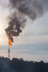 大气全球摄影照片_存在烟囱污染的炼油厂精馏塔