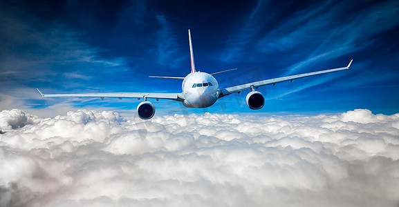客机摄影照片_客机飞行在云端