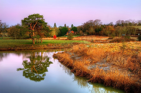 冬日日出，色彩鲜艳的英国乡村美景