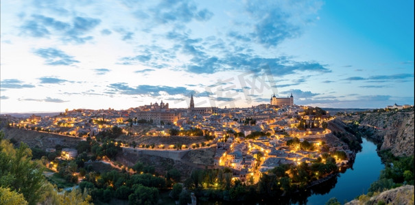 全景拍摄摄影照片_西班牙马德里黄昏时拍摄的托莱多城市景观和阿尔卡扎的全景