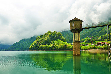 观山湖摄影照片_低云下瑞士美丽的翡翠山湖