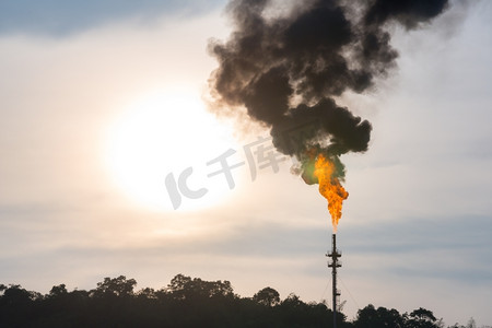 工业烟囱摄影照片_有烟囱污染的炼油厂精馏塔