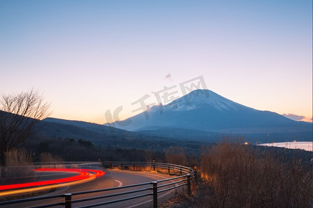 富士摄影照片_日本山梨市山中湖上的黄昏富士