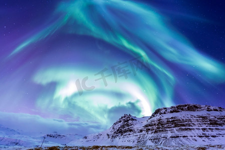 极性摄影照片_冰岛Kirkjufell的北极光