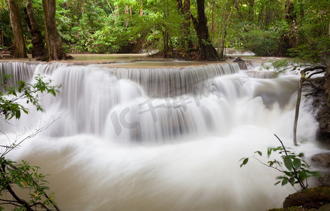 泰国热带瀑布中的水流