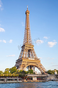 法国巴黎塞纳河畔蓝天埃菲尔铁塔
