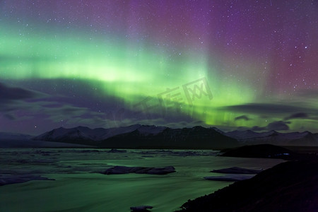 北方的冬天摄影照片_冰岛Jokulsarlon冰川泻湖的北极光北极光