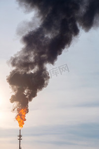 工业烟囱摄影照片_有烟囱污染的炼油厂精馏塔