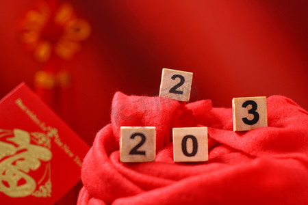 新年红色中国结摄影照片_新春春节数字2023兔年红色摄影图配图