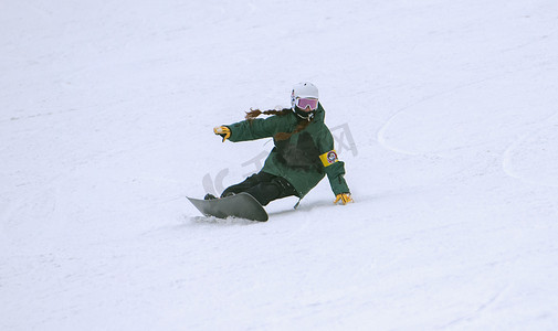 单人运动摄影照片_冬季滑雪运动上午单人滑雪素材摄影图配图