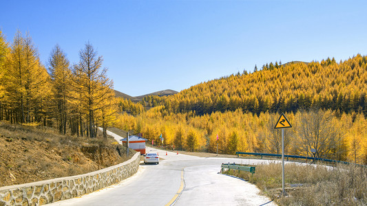 秋季山区彩林公路上午彩林秋季素材摄影图配图