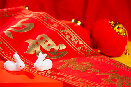 新春兔年摄影照片_新年兔年白兔对联室内红灯笼摄影图配图