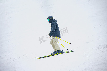 内蒙古冬季冰雪上午人物滑雪素材摄影图配图